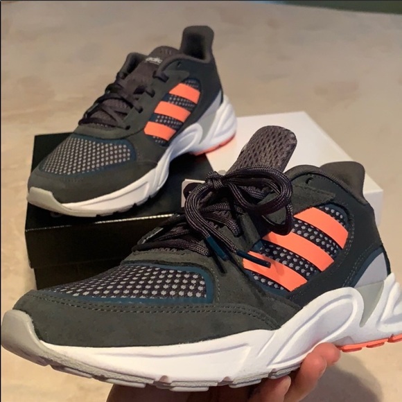 Adidas Woman’s valasion running shoes 90s - Picture 2 of 6